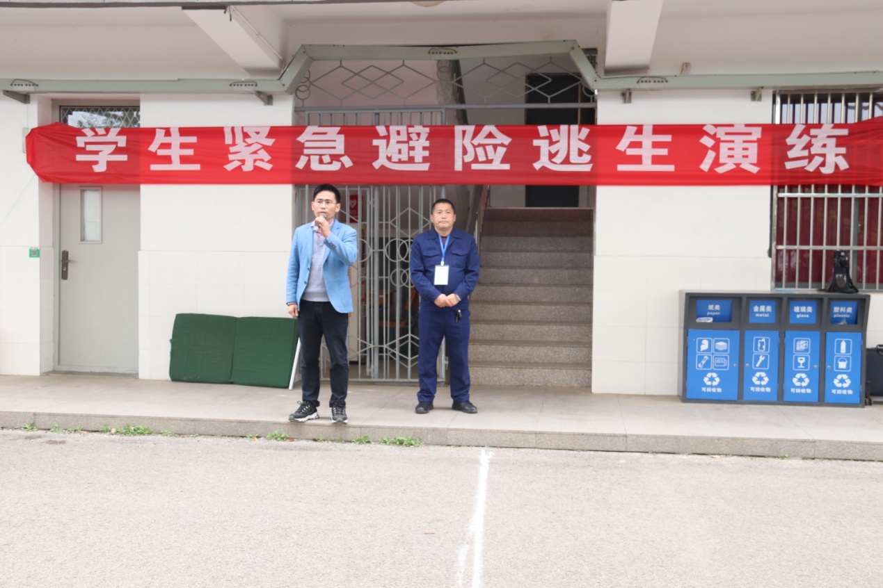 消防疏散演练新闻稿（3.31）_html_68e8edc6.jpg