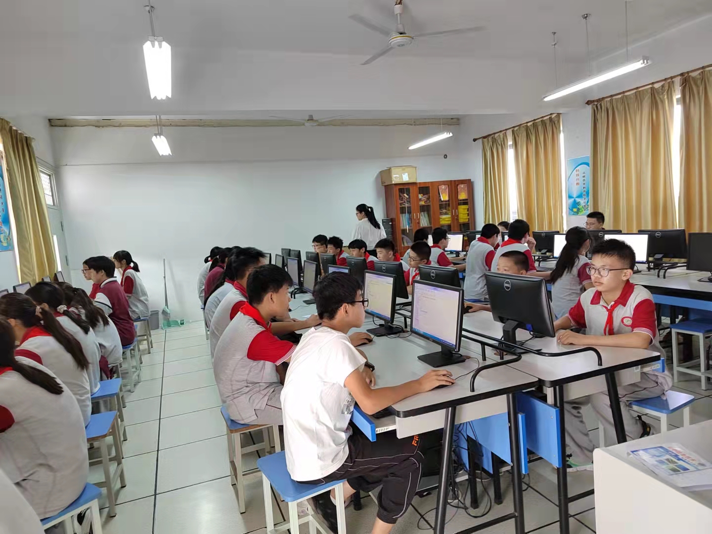 关注学生心理，为健康成长保驾护航_html_dbcd36a.jpg
