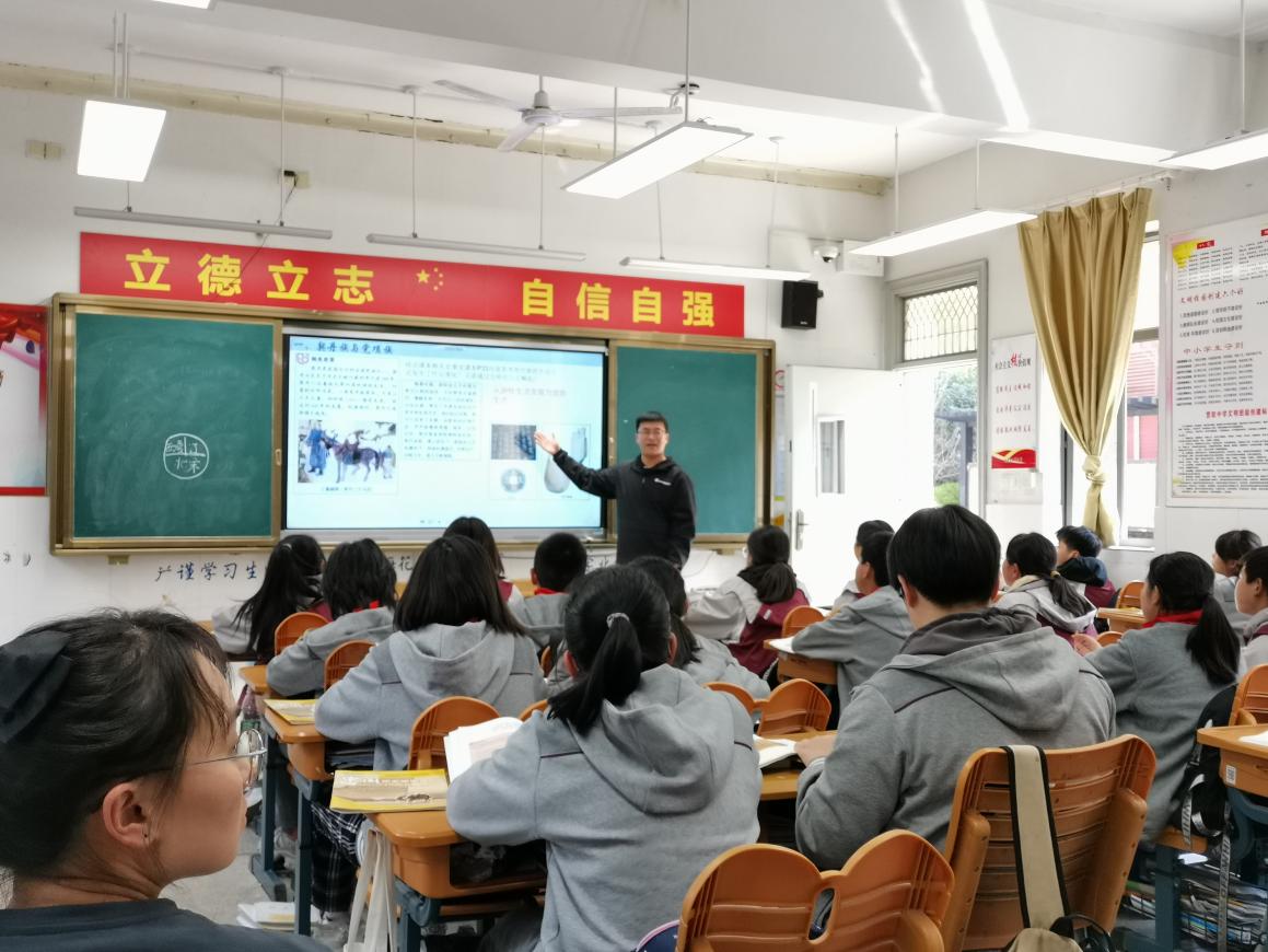 【尊荣营中】市区历史研训员莅临营防中学指导课堂教学  ——营防中学“尊荣341课堂”展示