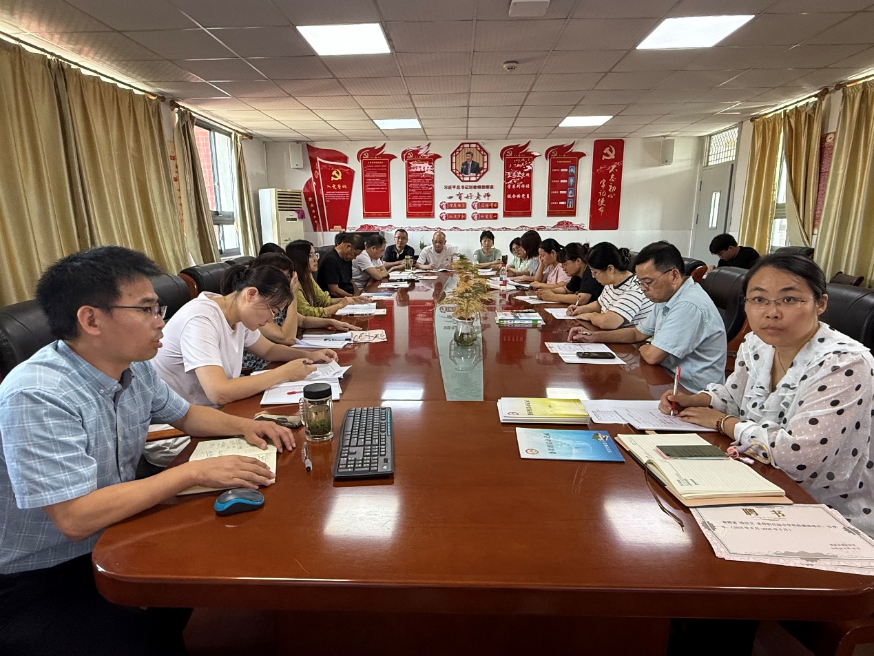 期初教研组备课组会议新闻报道_html_5cd513e0.jpg