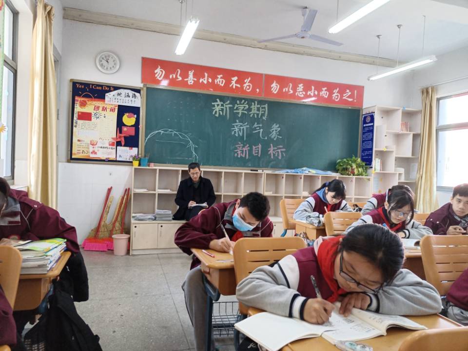 营防中学开学第一天报道_html_m5e5b9f7b.jpg