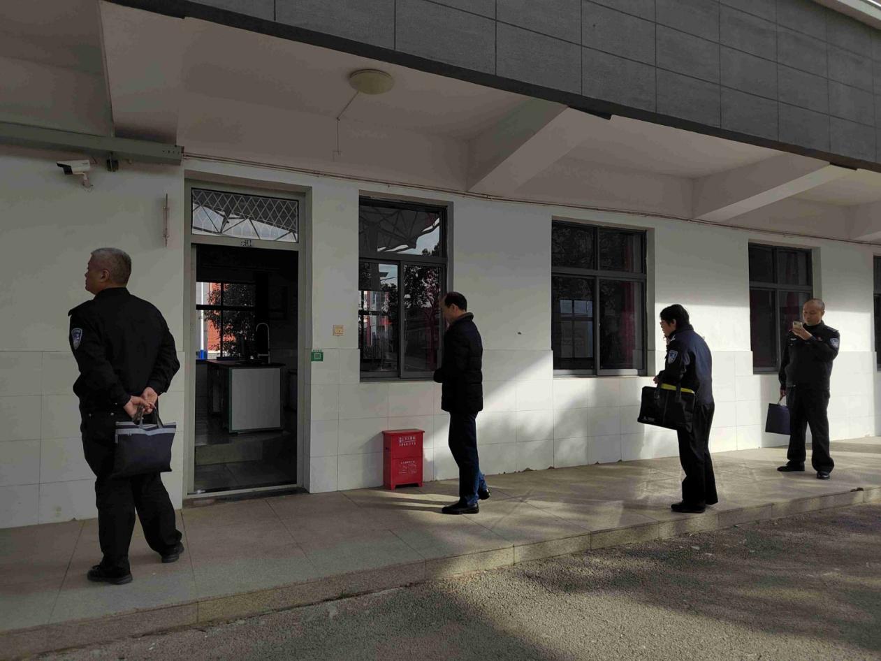 【尊荣营中】安全重于泰山——栖霞公安分局检查指导营防中学危化品治安防范工作