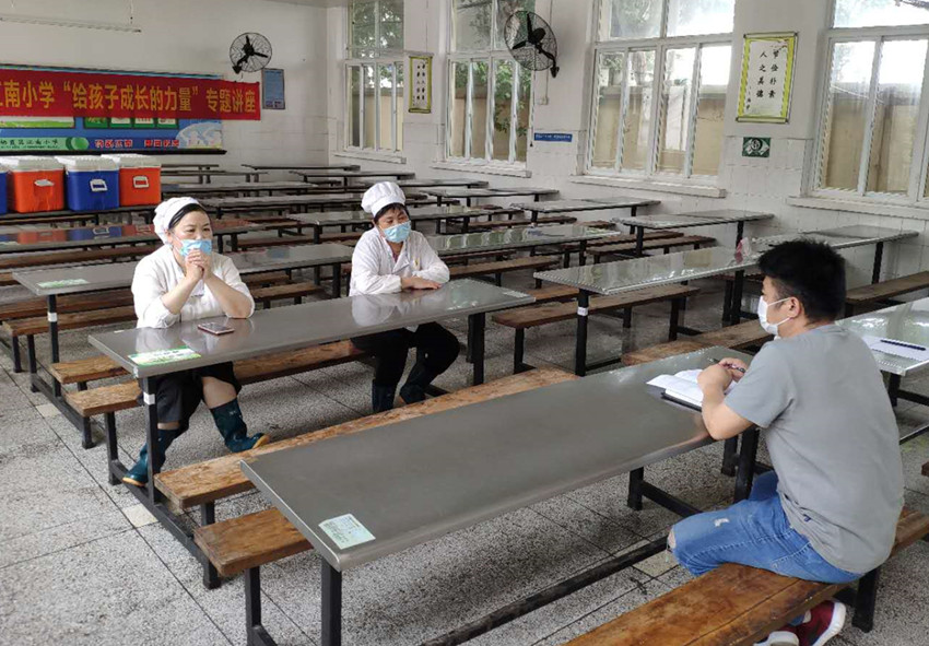200610【养善栖小】江南小学召开食堂夏季工作安全会议图片1.jpg