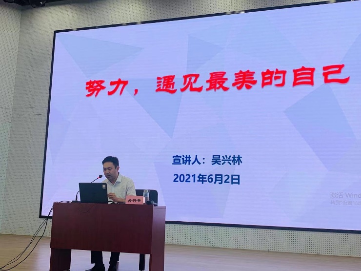 燕子矶中心小学劳模进校园_html_m7a85d72f.jpg