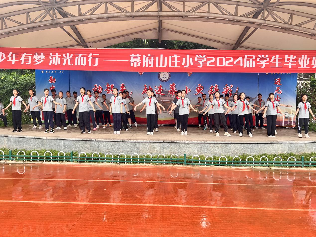 少年有梦 沐光而行——2024届毕业典礼新闻稿_html_m5fe4f660.jpg