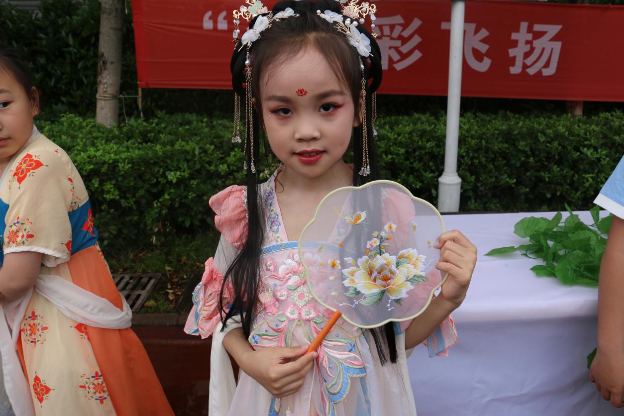 红领巾爱祖国 传承中华经典汉服节报道_html_2711acb8.jpg