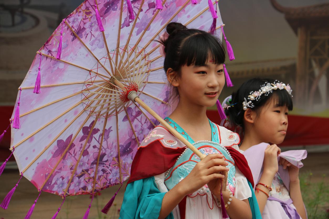 红领巾爱祖国 传承中华经典汉服节报道_html_m54f52082.jpg