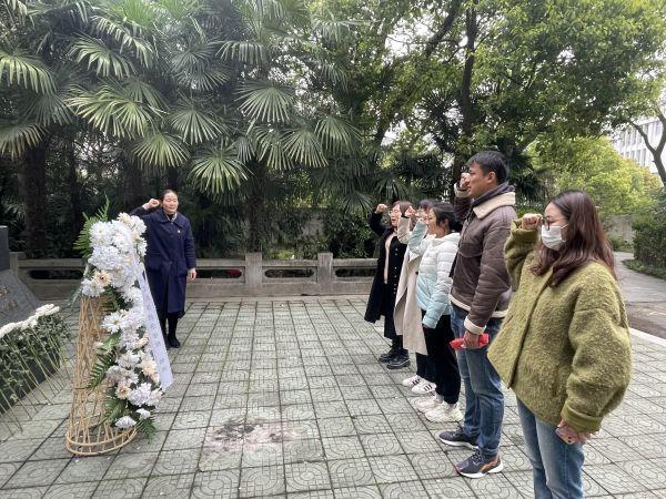 【励进幕小 青春党建】燕子矶中心小学第二党支部开展清明祭扫活动_html_14ca0f24.jpg