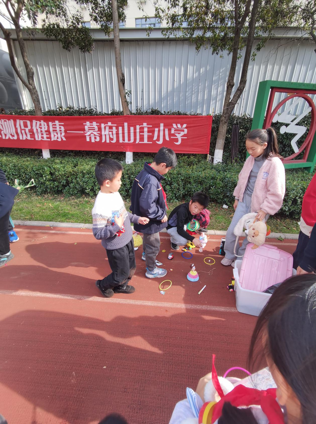 爱心义卖新闻稿_html_39bbba80.jpg