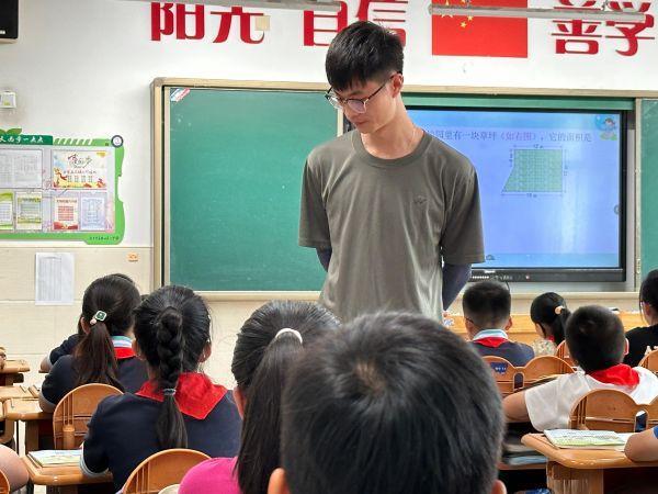 推门听课报道_html_538fa33.jpg