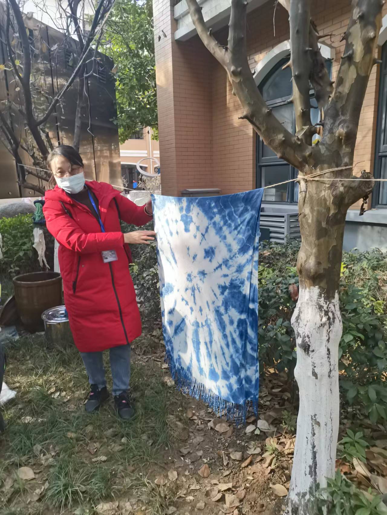 布艺非遗进校园 师生传承学扎染报道_html_658f3ddf.jpg
