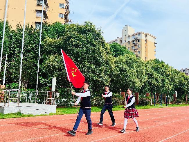 南京市南湾营小学建队日主题活动报道_html_3174f913.jpg