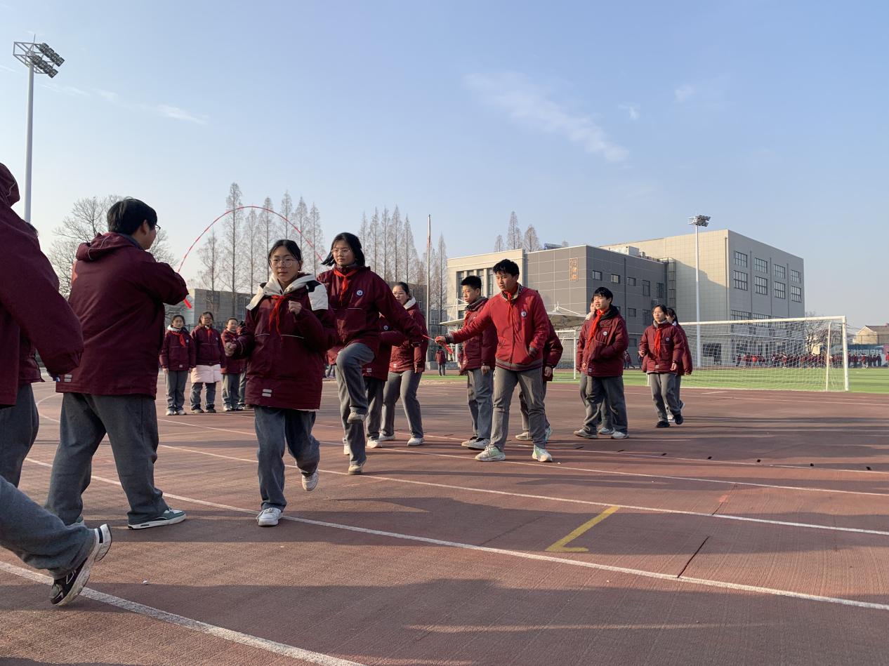 绳彩飞扬，跃动青春——六小型运动会之跳长绳_html_2a783b14.jpg