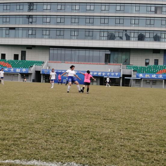 我校6名女生参加22届市运动会校园足球联赛_html_m304482b.jpg