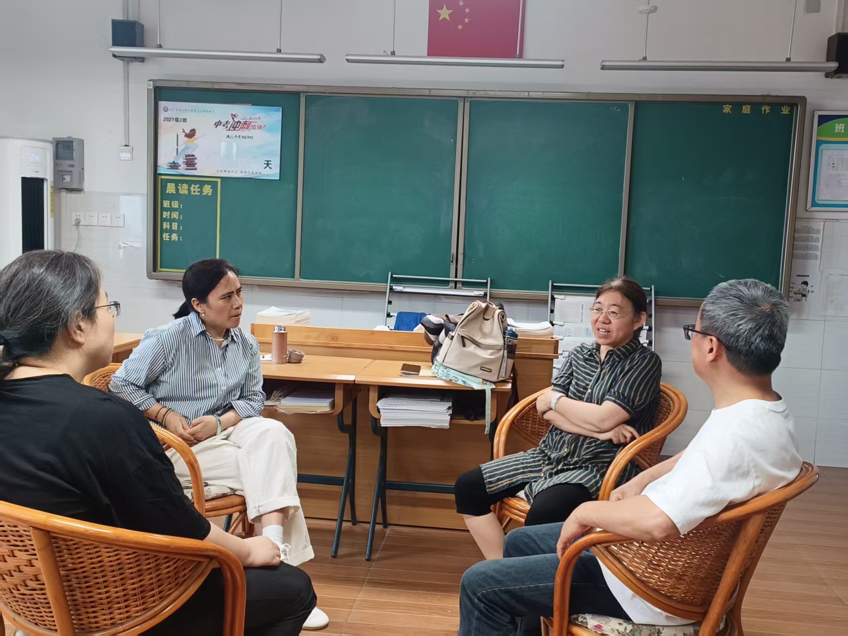 C30-3-6优化落实国家“双减”政策，校本研修作业设计抓实效中桥中学主题式校本研修活动纪实_html_213f4fc8.jpg