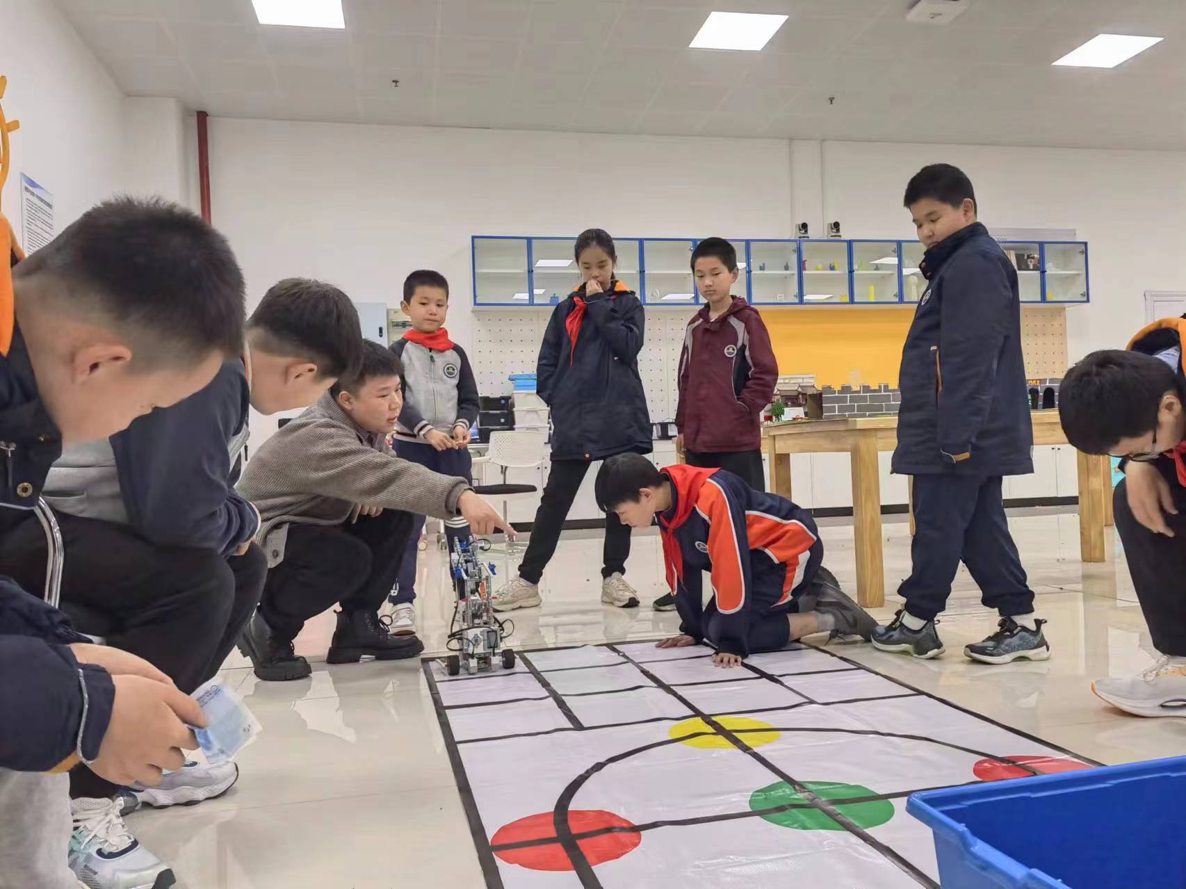 竞技激情，智慧成长——记学生参与信息素养提升实践活动项目现场赛(1)_html_6cf9adcc.jpg