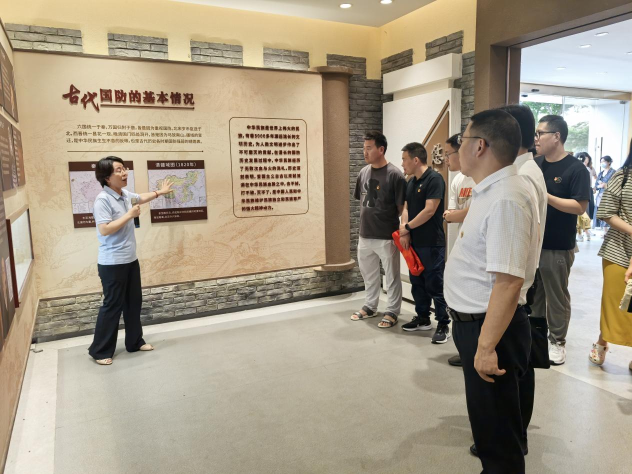 【石抱树·先锋行】（主题党日）党建引领聚合力 立心铸魂促发展——金陵小学党委庆“七一”主题党日暨党员学习大会(1)_html_3948a19e.jpg