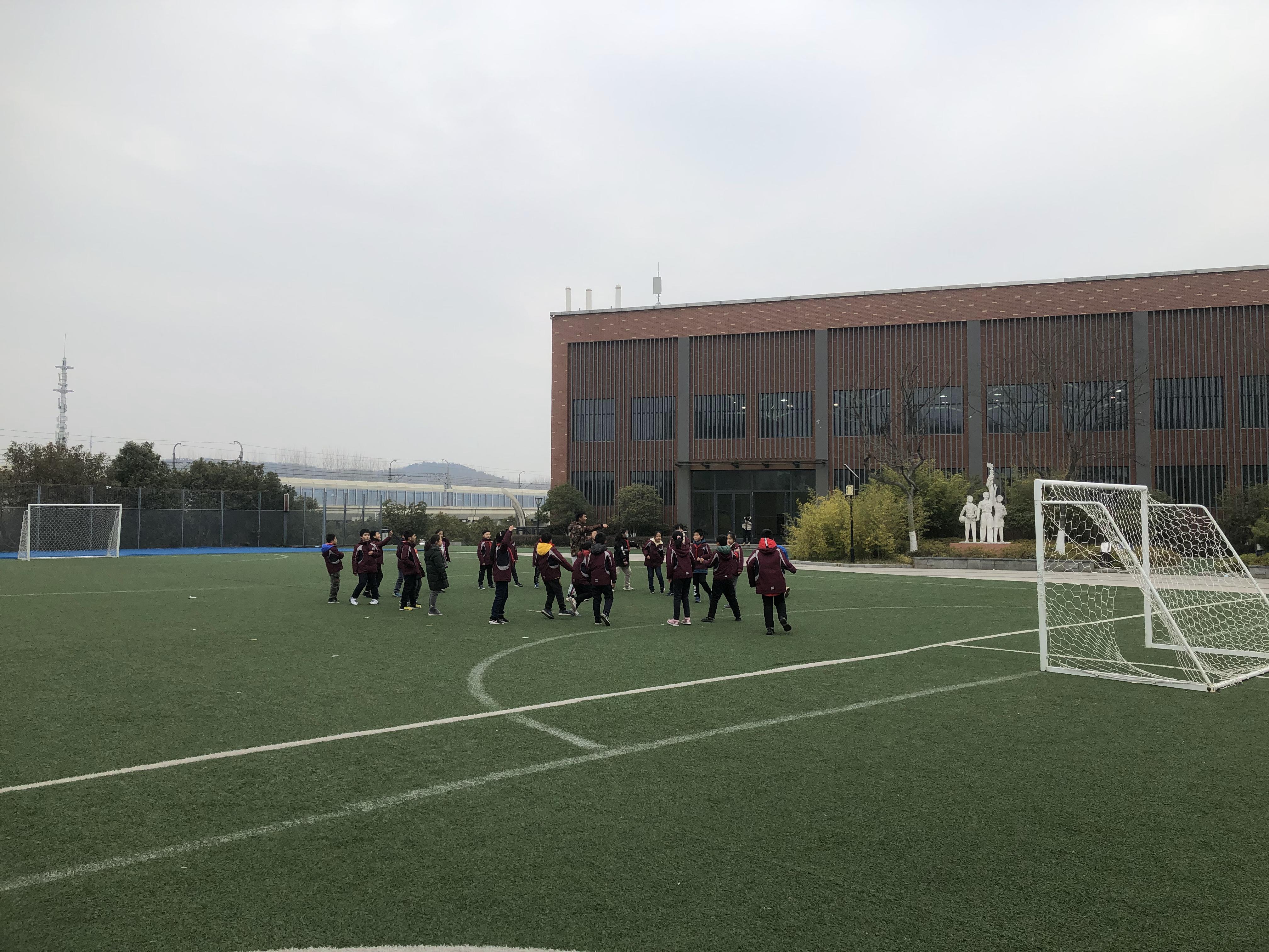 南京市金陵小学足球专项场地器材_html_2a5b112f.jpg