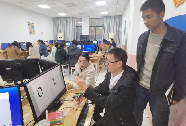 2021栖霞区中小学信息技术教师全员培训_html_329a734d.jpg