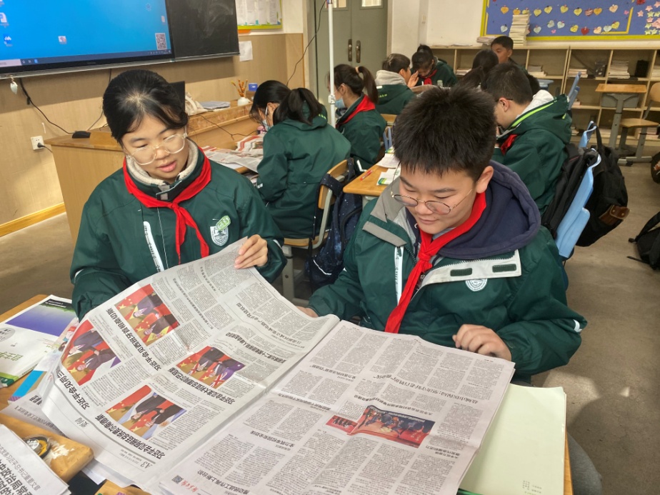 11.24读报纸系列活动_html_m75a0ffc3.jpg