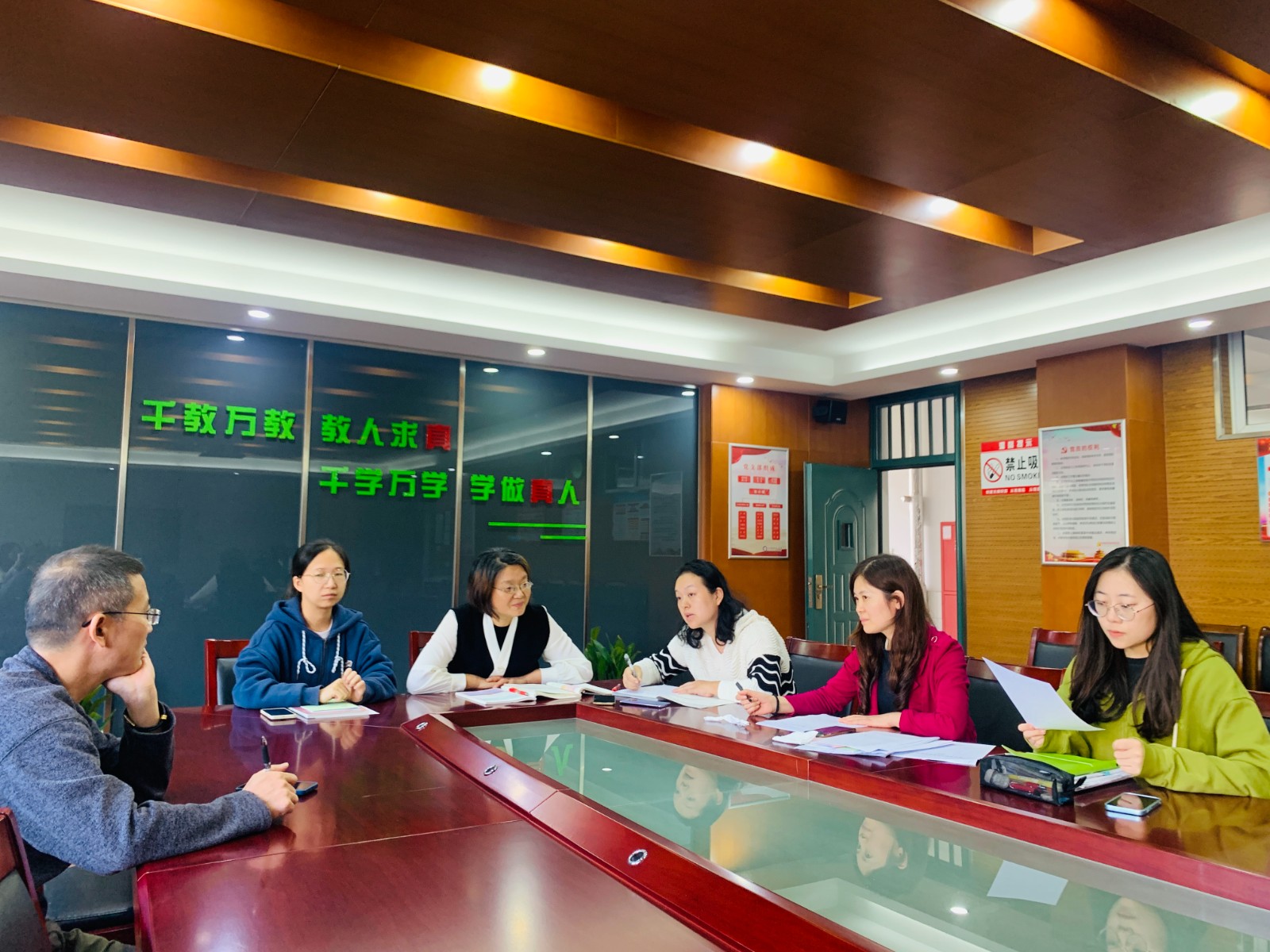 英语组教研活动.jpg