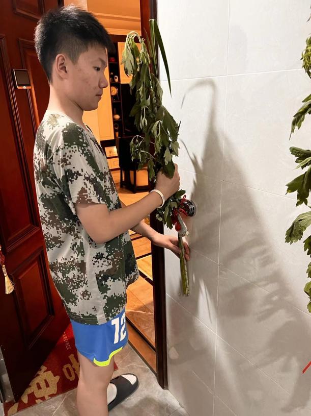 【尚真华电】巧手爱劳动，“粽”享端午情——华电中学开展端午节传统文化教育系列活动_html_7fc33017.jpg