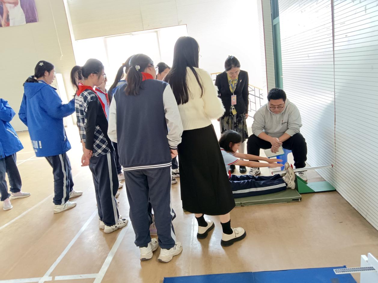 【尚真华电】南京市华电中学迎接“家校社协同育人”工作专项督导_html_5bca5c3a.jpg