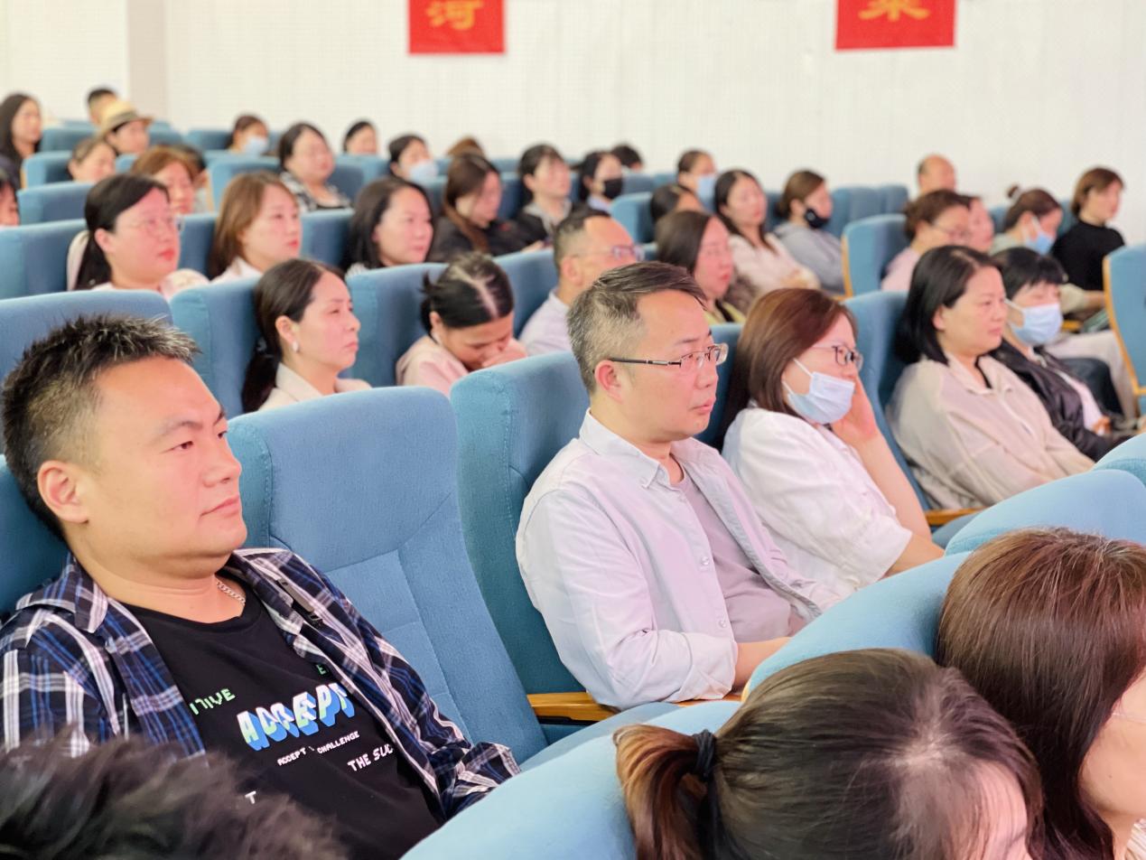 5.10家庭教育讲座—吴海涛_html_5c2193f5.jpg