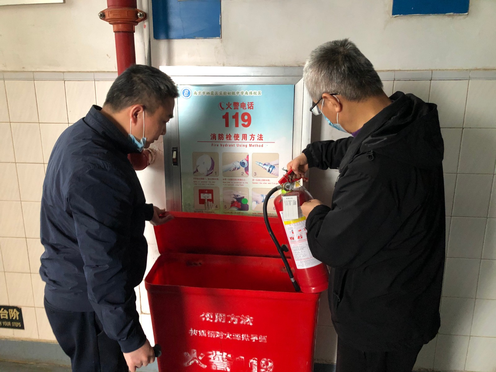 检查灭火器.JPG