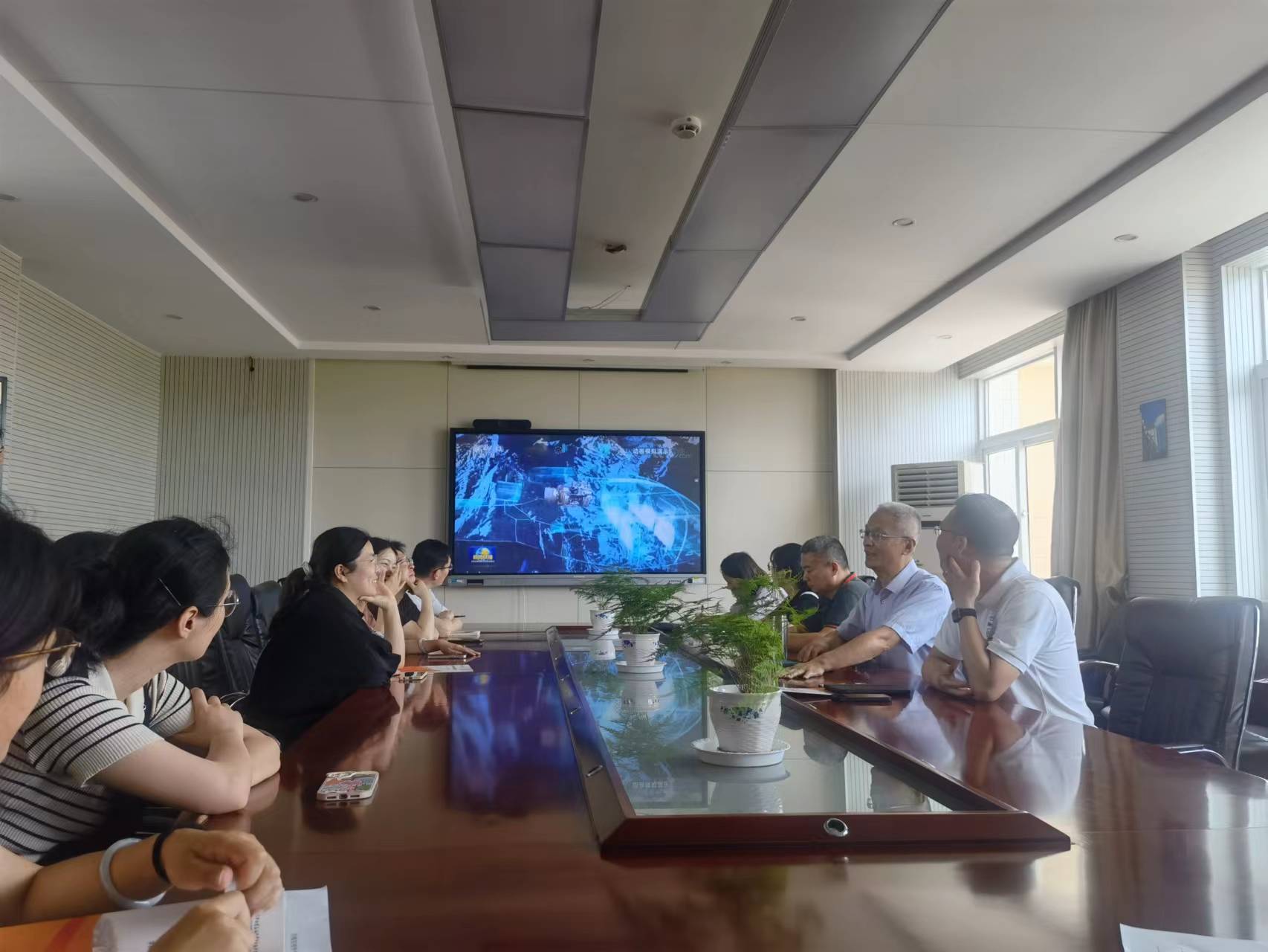 【融进党建】学习优秀党员先进事迹 让党旗在基层一线高高飘扬
