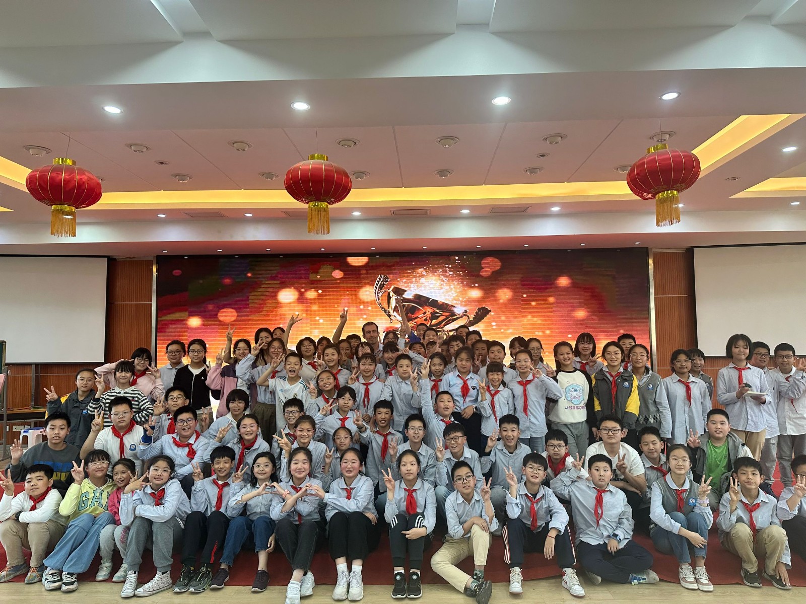 外教与学生大合照.jpg