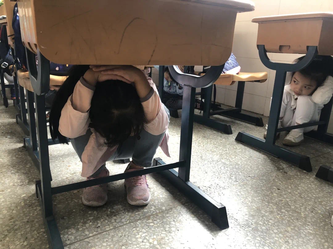 【花港一小】【安全第一】树立防震意识 增强逃生技能----花港第一小学防震逃生演练