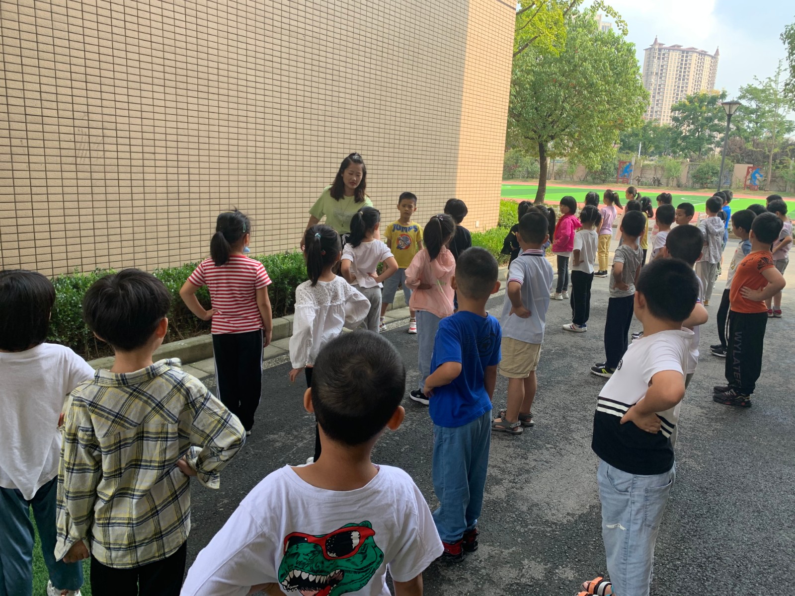 王如老师执教的《30米快速跑》一课。1.jpg