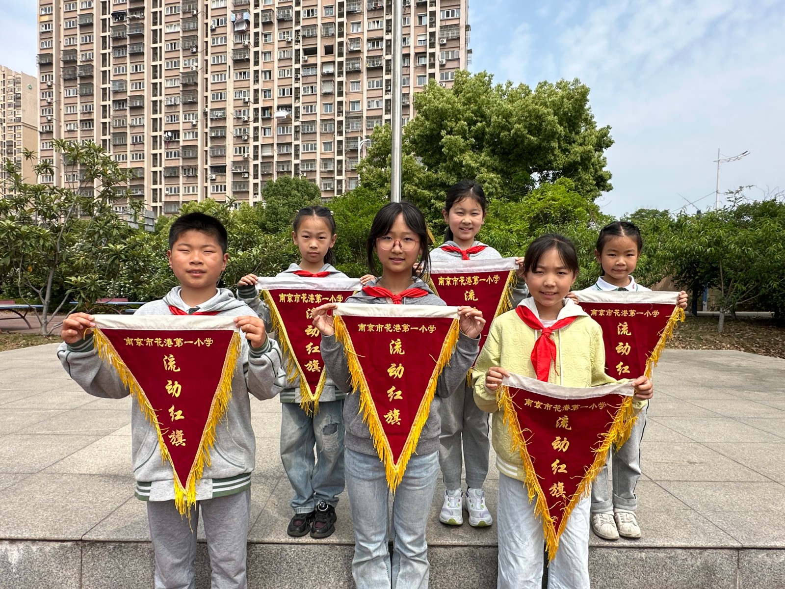 【花港一小】颁发流动红旗 传承文明风尚（一百零四）