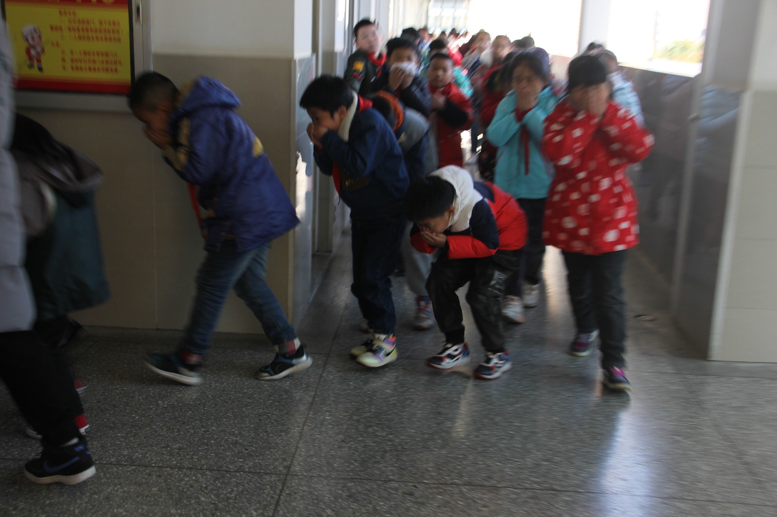 【花港一小】齐心筑牢防火墙壁 携手打造平安校园 ——花港第一小学“119全国消防日”消防逃生演练