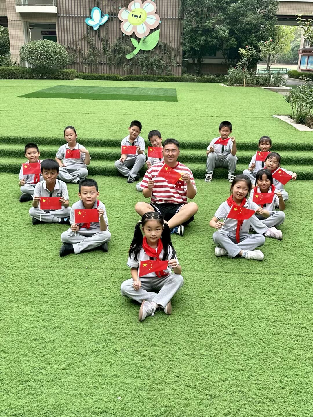 【花港一小】我与国旗合个影  花港一小2024年“向国旗献礼”系列活动（四）