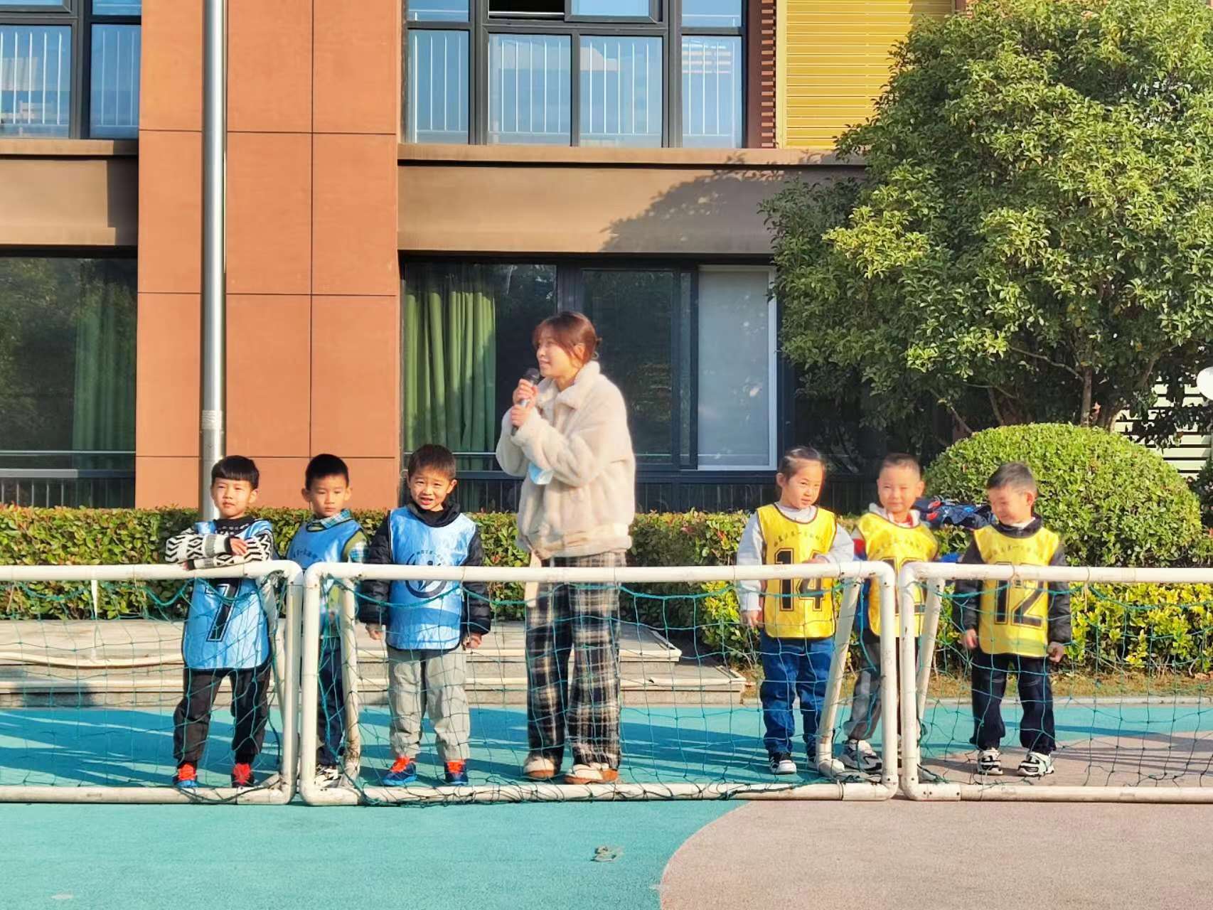 尧辰园与月桂园开展足球友谊赛新闻_html_76e6879f.jpg