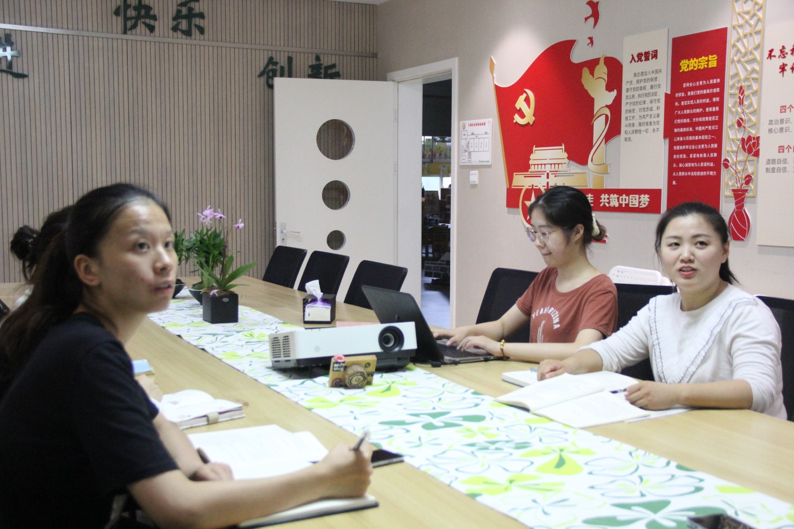 教研组活动中.JPG
