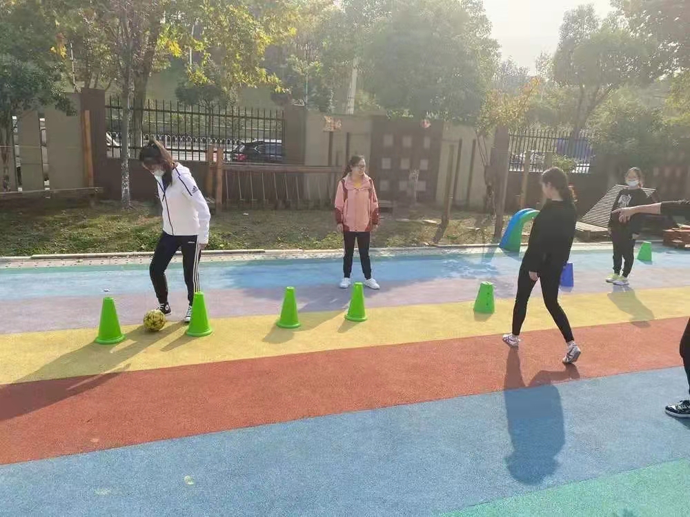 南京市栖霞区第一实验幼儿园尧辰分园足球游戏教研_html_1e7a1a93.jpg
