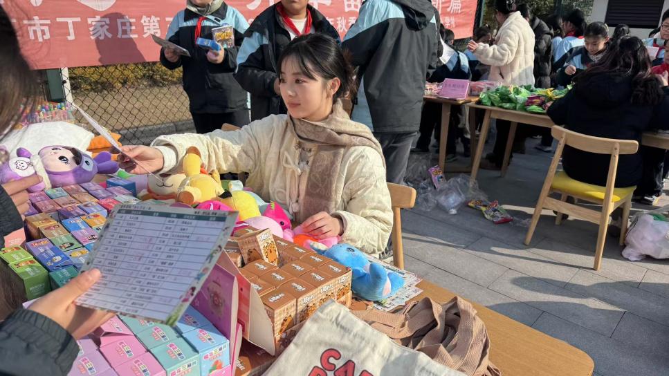 满媛 游园会 报道(1)_html_38838ba2.jpg
