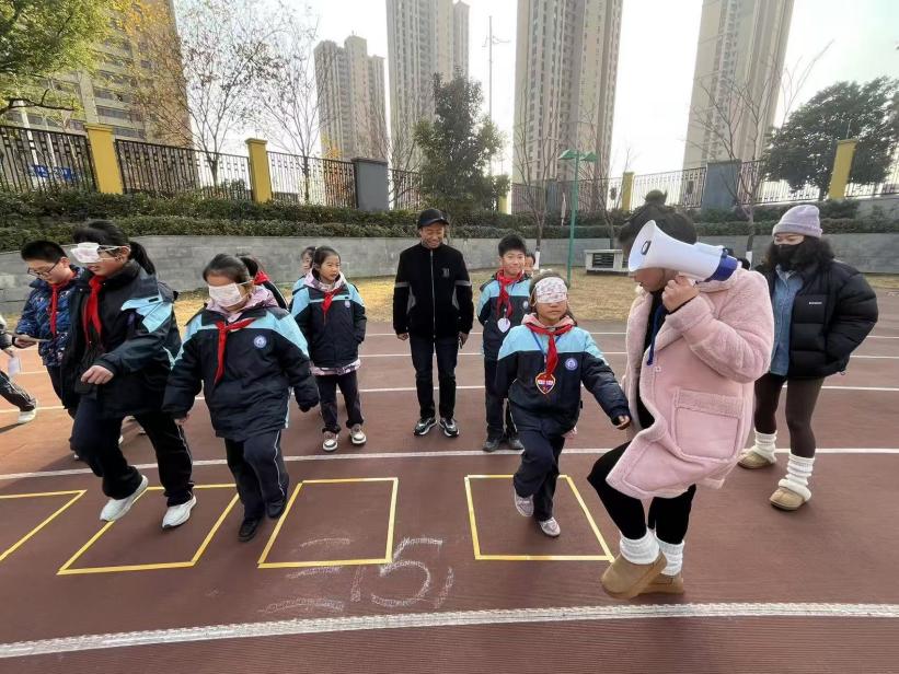 满媛 游园会 报道(1)_html_1a6423b8.jpg