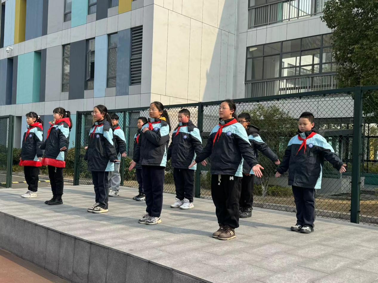第二周升旗仪式报道稿_html_m5c34bb16.jpg