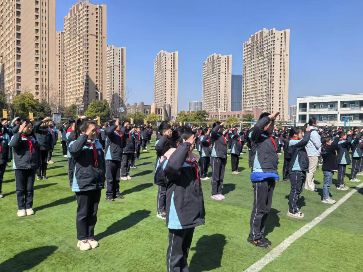 升旗仪式报道(1)_html_m67649d46.jpg
