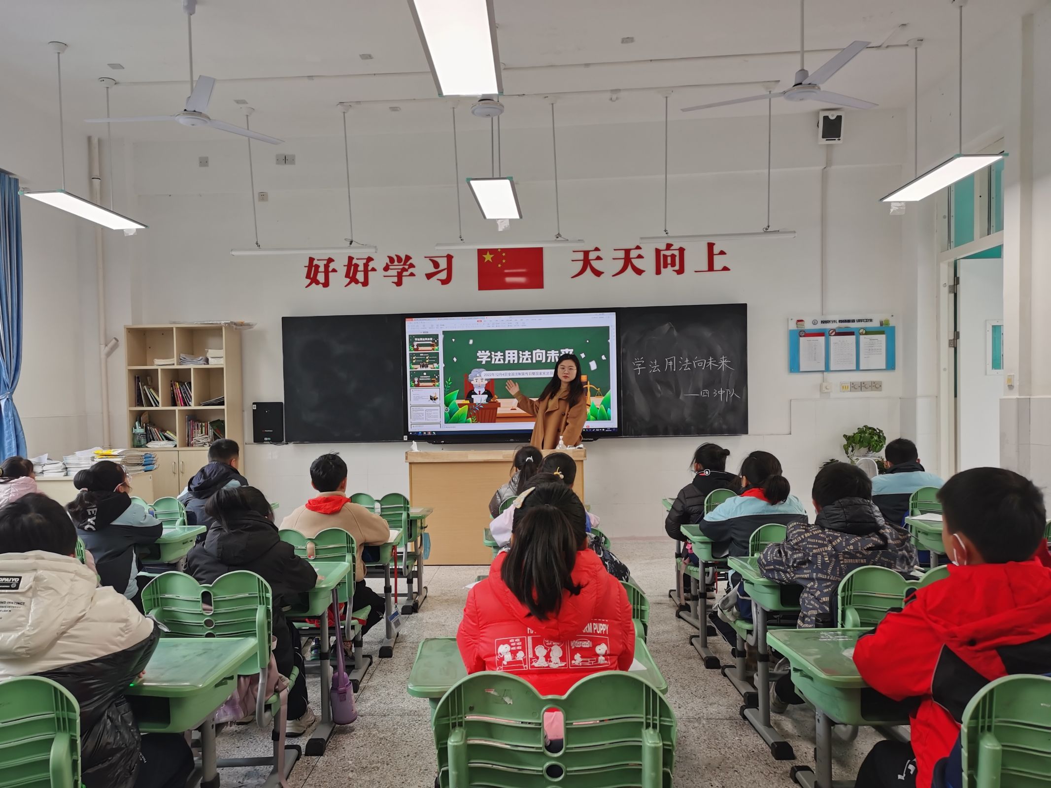 【正学丁三】法治主题班会_html_m18953943.jpg