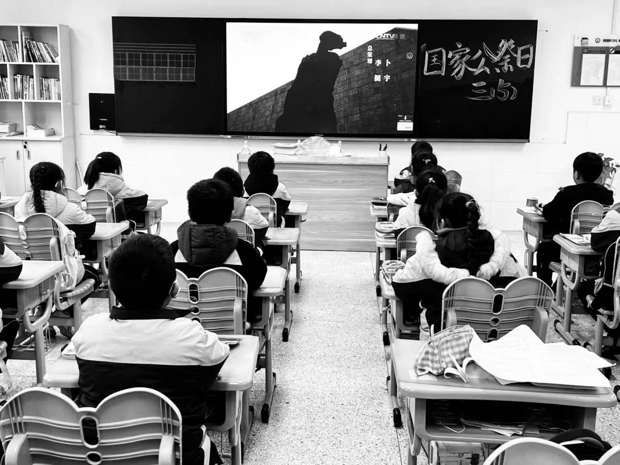 【正学丁三】国家公祭日，缅怀永不忘——丁家庄第三小学第十六周主题升旗仪式_html_69d3b6c0.jpg