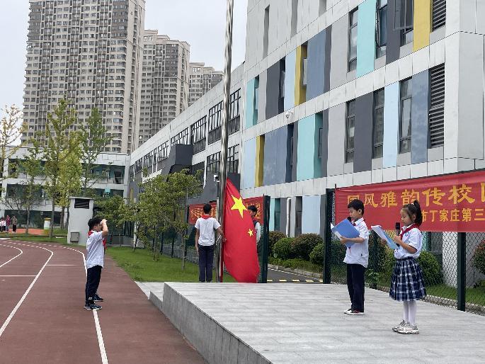 【正学丁三】“与国同庆，与国同行”——南京市丁家庄第三小学第一学期国庆主题升旗仪式侧记 _html_21586057.jpg