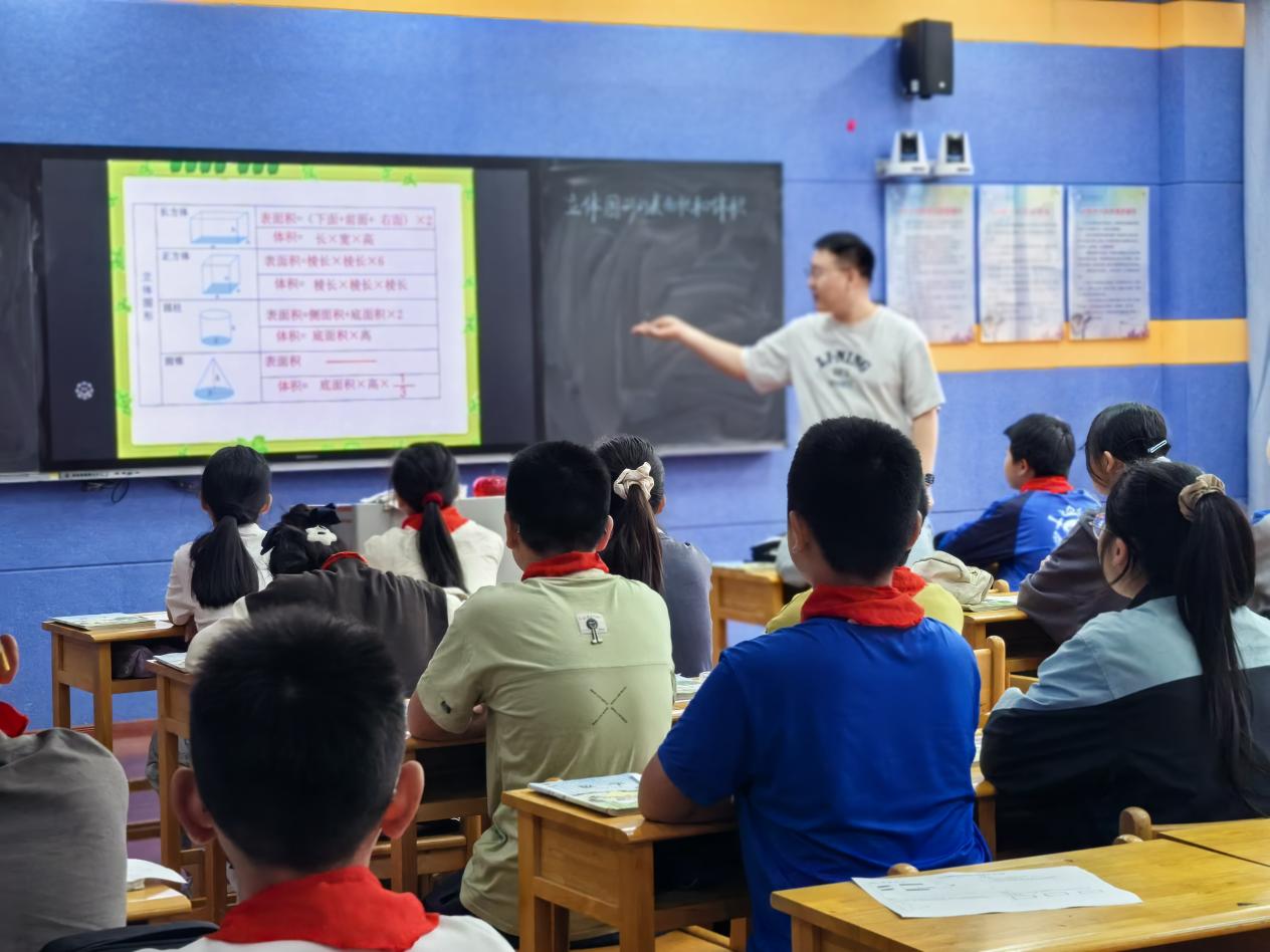 5.8丁家庄第三小学数学组第十三周教研活动侧记(1)_html_27bad69.jpg