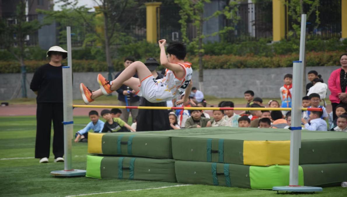 多彩展示庆六一  同心共育阳光娃_html_m2233a20f.jpg