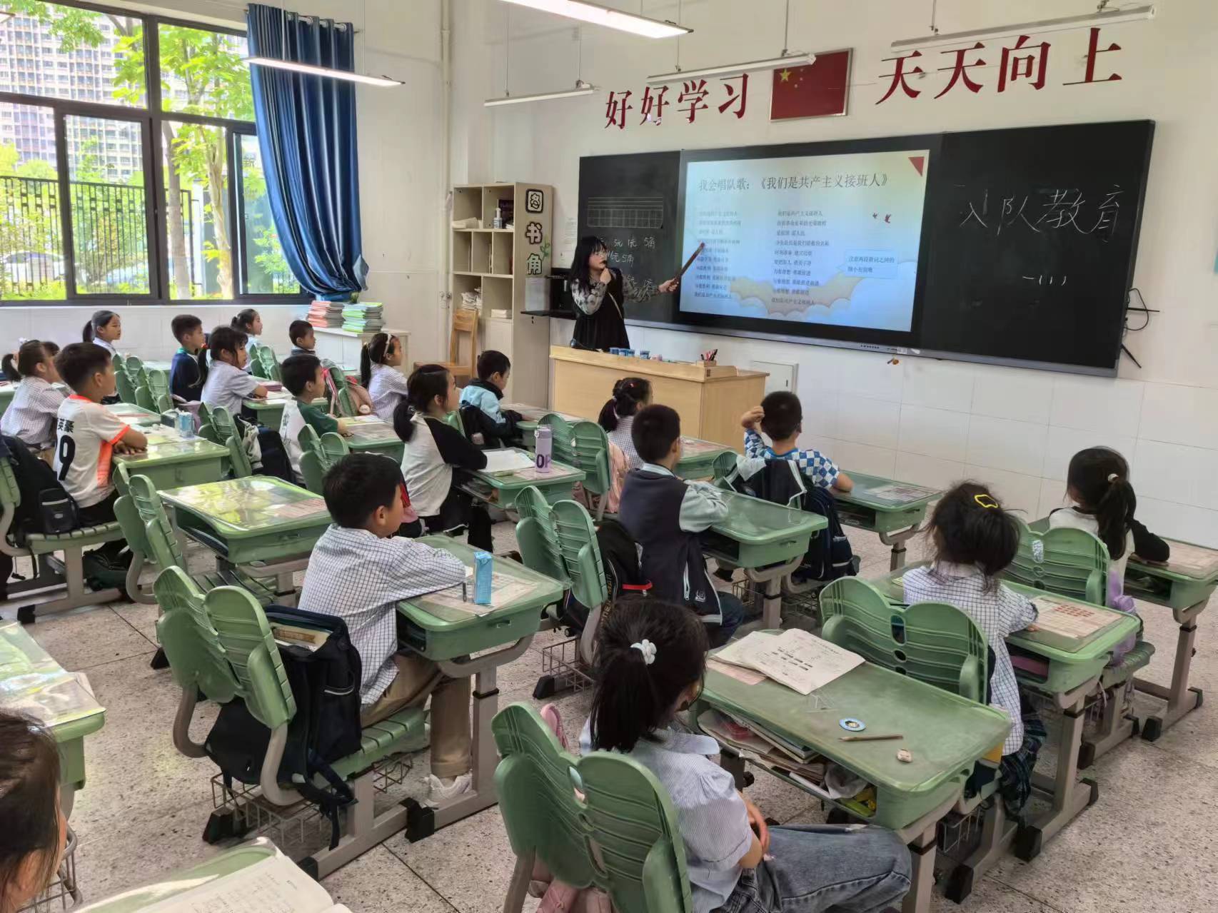 一年级入队报道_html_1c4b74a9.jpg