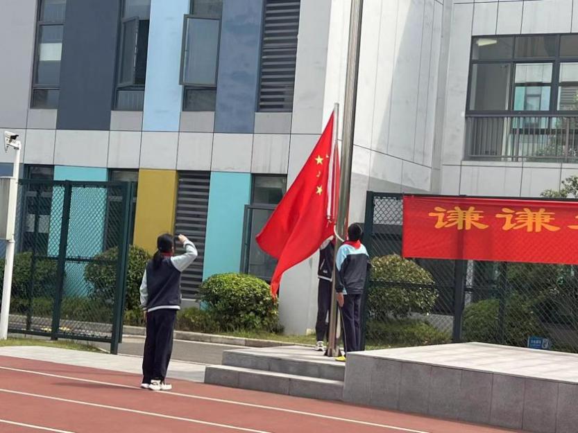 【正学丁三】学八礼四仪，懂待人之礼——丁家庄第三小学第十四周主题升旗仪式报道(1)_html_11644224.jpg